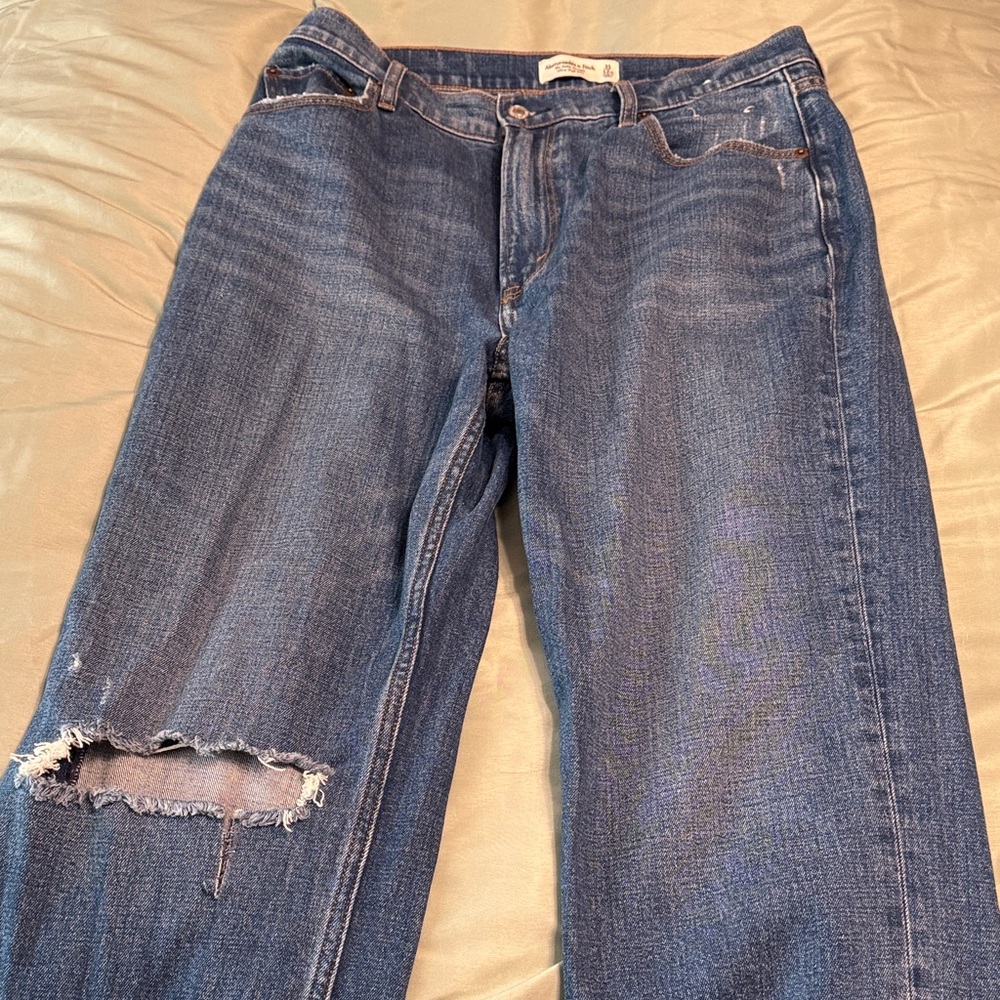 Abercrombie Straight-Leg Distressed Jeans in Dark Blue - Women's